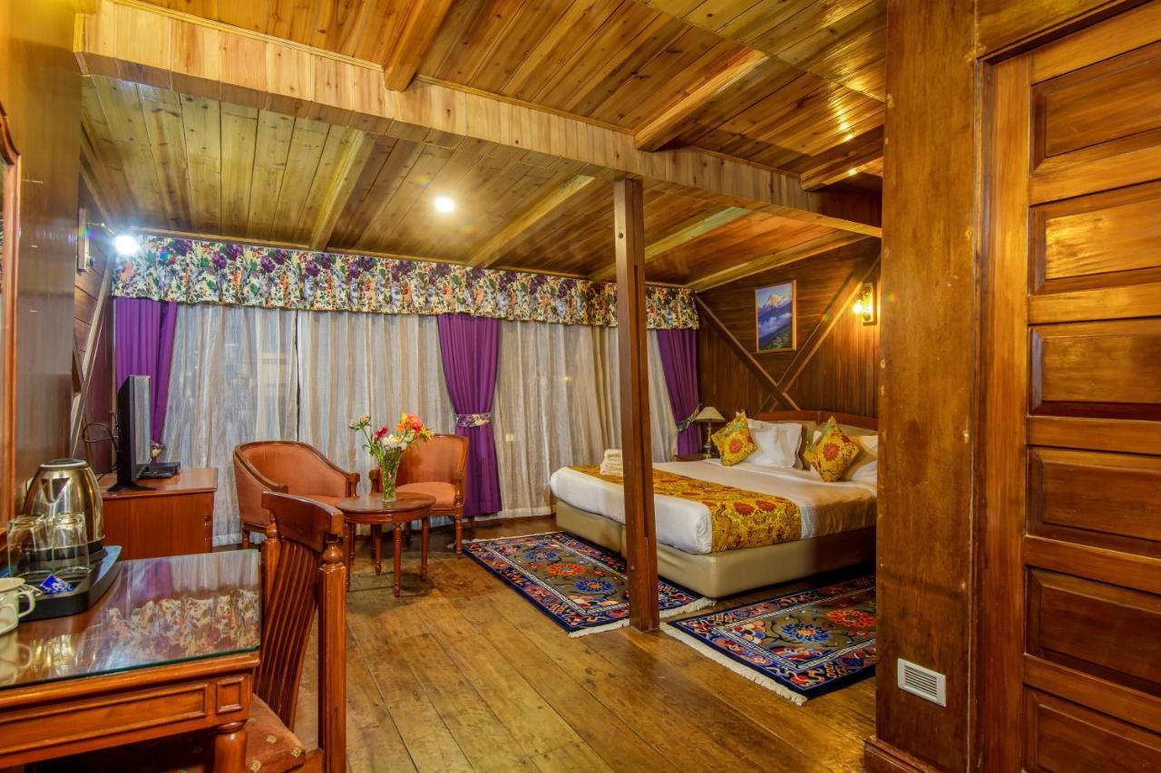 Muscatel Himalayan Resort - 400 Mts From Mall Road ダージリン エクステリア 写真